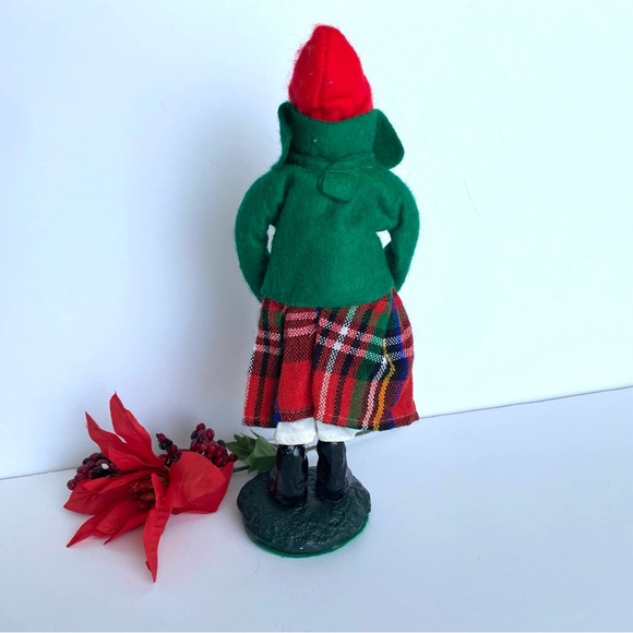 Byers Choice Christmas’s Caroler white Hand Muff Plaid Skirt Green Jacketket - Picture 3 of 3